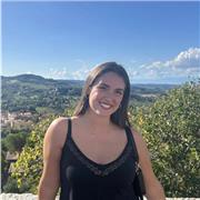 Psicologa che impartisce lezioni di psicologia e scienze umane a studenti delle scuole superiori e università